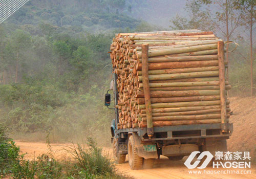 干燥后的木材含水少，提高运输